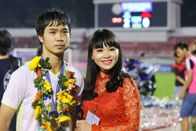 [Photo] Bầu Đức hạnh phúc nâng Cúp, HAGL hai lần vô địch ảnh 10