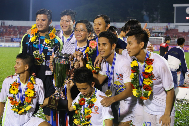 [Photo] Bầu Đức hạnh phúc nâng Cúp, HAGL hai lần vô địch ảnh 7