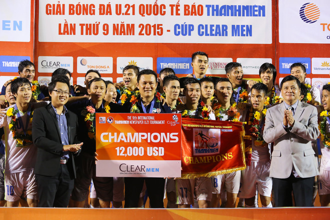 [Photo] Bầu Đức hạnh phúc nâng Cúp, HAGL hai lần vô địch ảnh 4