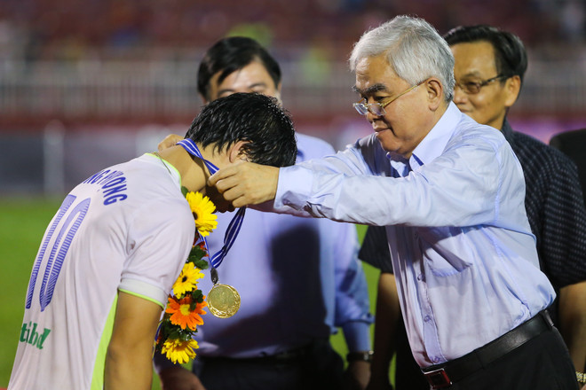 [Photo] Bầu Đức hạnh phúc nâng Cúp, HAGL hai lần vô địch ảnh 3