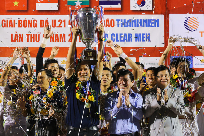 [Photo] Bầu Đức hạnh phúc nâng Cúp, HAGL hai lần vô địch ảnh 6