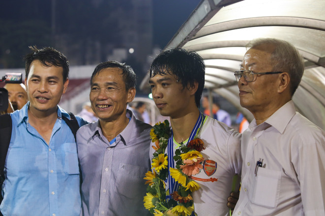 [Photo] Bầu Đức hạnh phúc nâng Cúp, HAGL hai lần vô địch ảnh 9