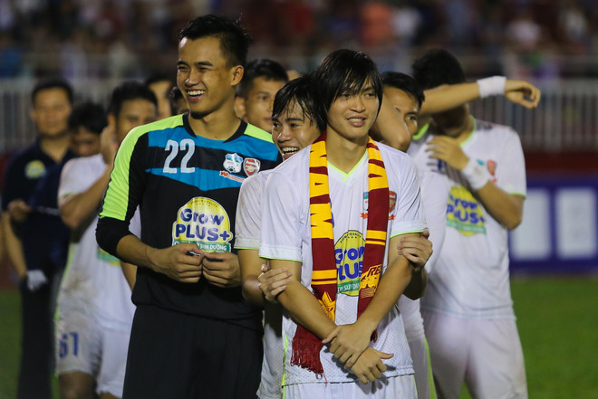 [Photo] Bầu Đức hạnh phúc nâng Cúp, HAGL hai lần vô địch ảnh 2