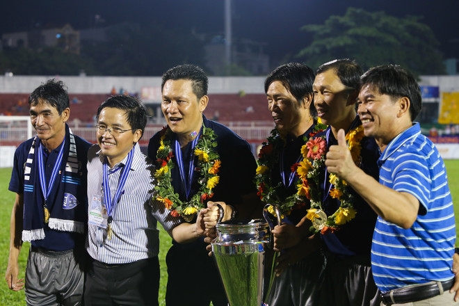 [Photo] Bầu Đức hạnh phúc nâng Cúp, HAGL hai lần vô địch ảnh 8