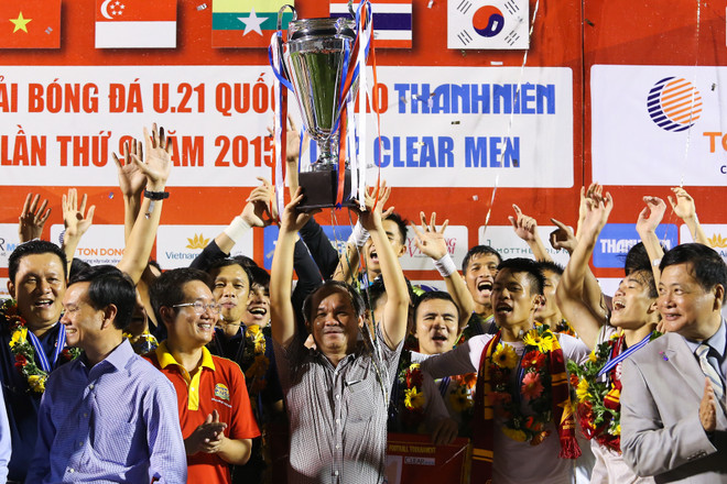 [Photo] Bầu Đức hạnh phúc nâng Cúp, HAGL hai lần vô địch ảnh 1