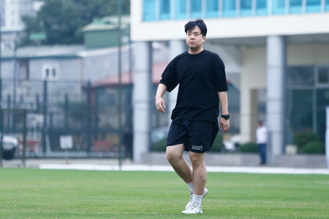 HLV Park Hang-seo thân thiện khoác vai học trò trong ngày làm việc đầu ảnh 3