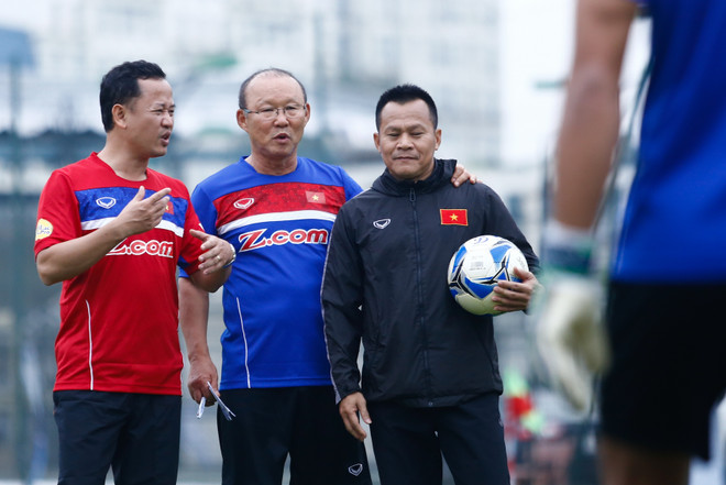 HLV Park Hang-seo thân thiện khoác vai học trò trong ngày làm việc đầu ảnh 4