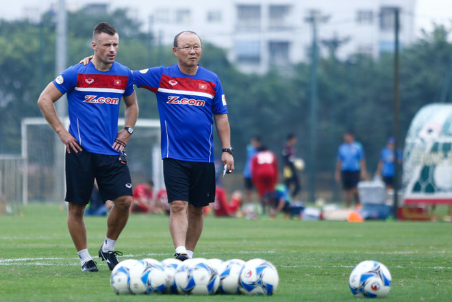 HLV Park Hang-seo thân thiện khoác vai học trò trong ngày làm việc đầu ảnh 6