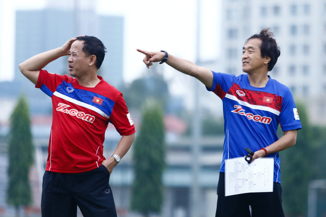 HLV Park Hang-seo thân thiện khoác vai học trò trong ngày làm việc đầu ảnh 8