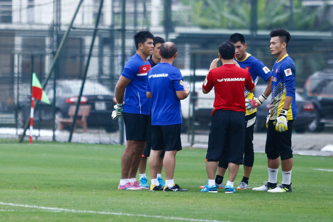 HLV Park Hang-seo thân thiện khoác vai học trò trong ngày làm việc đầu ảnh 7