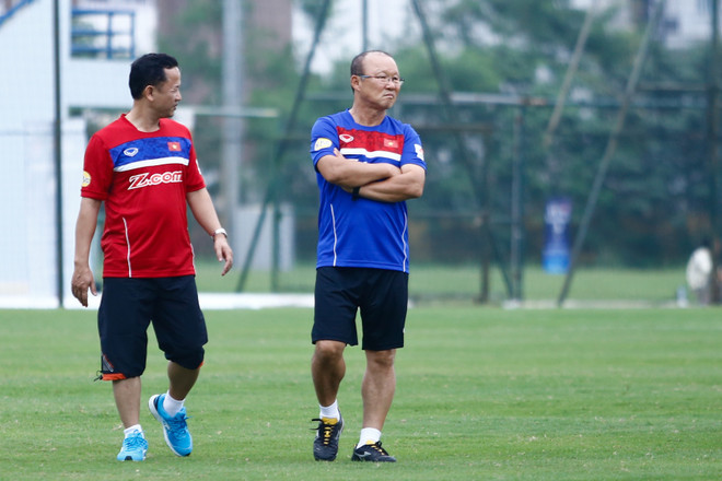 HLV Park Hang-seo thân thiện khoác vai học trò trong ngày làm việc đầu ảnh 2