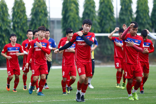 HLV Park Hang-seo thân thiện khoác vai học trò trong ngày làm việc đầu ảnh 1