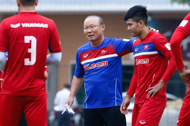 HLV Park Hang-seo thân thiện khoác vai học trò trong ngày làm việc đầu ảnh 5
