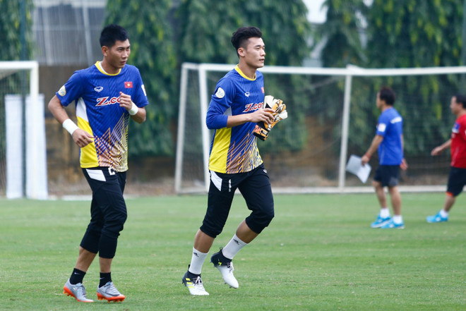 HLV Park Hang-seo thân thiện khoác vai học trò trong ngày làm việc đầu ảnh 10