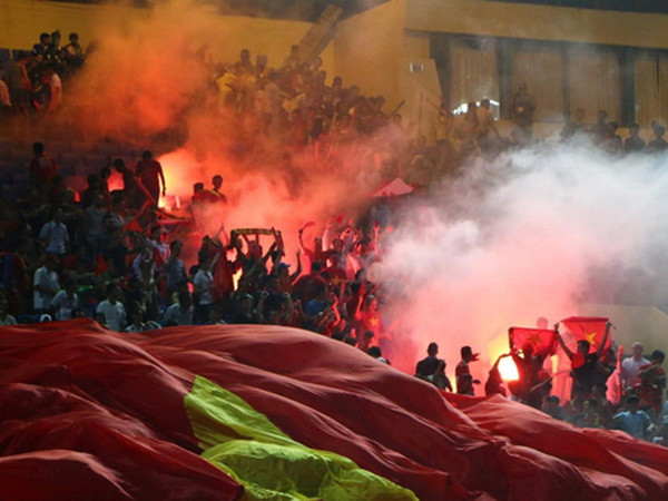 VFF nhận án phạt nặng, đối diện nguy cơ cấm sân trong tương lai ảnh 1