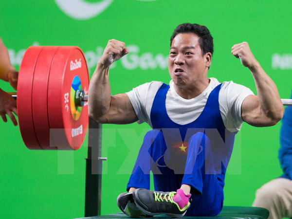 Niềm vui chiến thắng của Lê Văn Công. (Ảnh: TTXVN) Bộ trưởng thưởng nóng 80 triệu đồng cho vận động viên Lê Văn Công ảnh 1