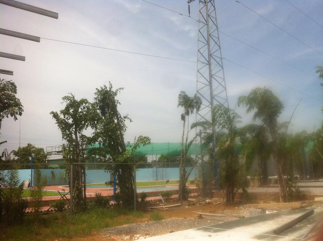 [Photo] Cận cảnh bể bơi dưới cột điện cao thế 110 kV ở Quốc Oai ảnh 2