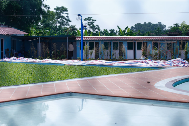 [Photo] Cận cảnh bể bơi dưới cột điện cao thế 110 kV ở Quốc Oai ảnh 3