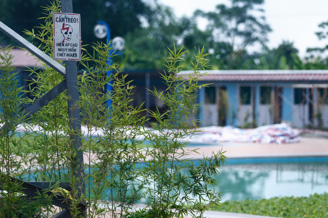 [Photo] Cận cảnh bể bơi dưới cột điện cao thế 110 kV ở Quốc Oai ảnh 1