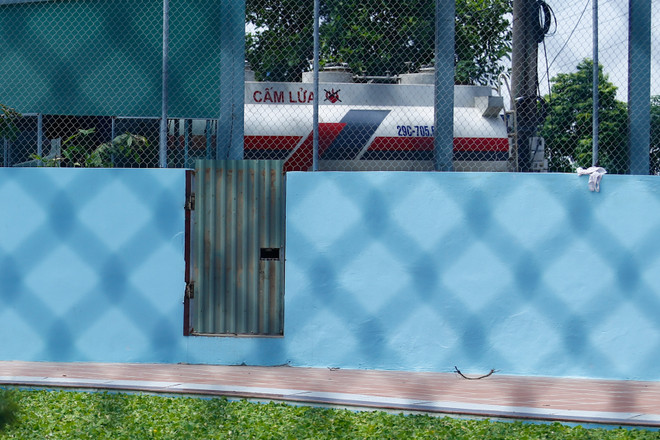 [Photo] Cận cảnh bể bơi dưới cột điện cao thế 110 kV ở Quốc Oai ảnh 8