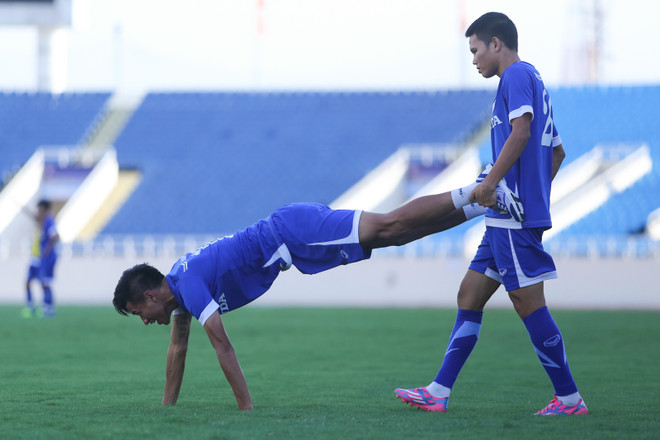 Thành Lương bị đau, Công Phượng suýt gây chấn thương cho đồng đội ảnh 2