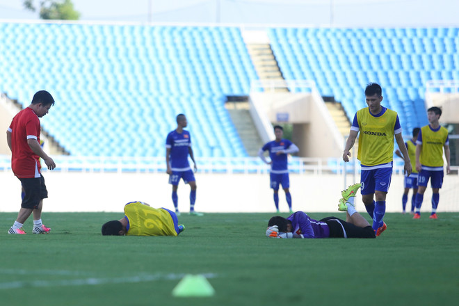 Thành Lương bị đau, Công Phượng suýt gây chấn thương cho đồng đội ảnh 6