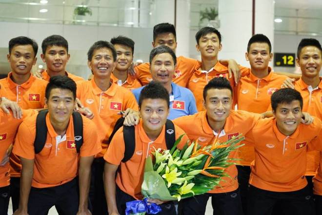 [Photo] U19 Việt Nam rạng rỡ trở về trong ngày chiến thắng ảnh 1