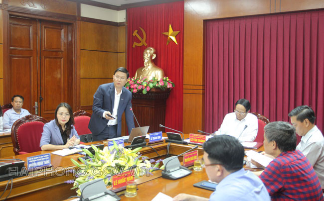 Ông Lê Thành Vinh – Phó Chủ tịch Thường trực Tập đoàn FLC trình bày phương án kiến trúc dự án tại buổi làm việc. (Ảnh: CTV) Thống nhất chủ trương đầu tư toà tháp 6 sao của Tập đoàn FLC ảnh 2