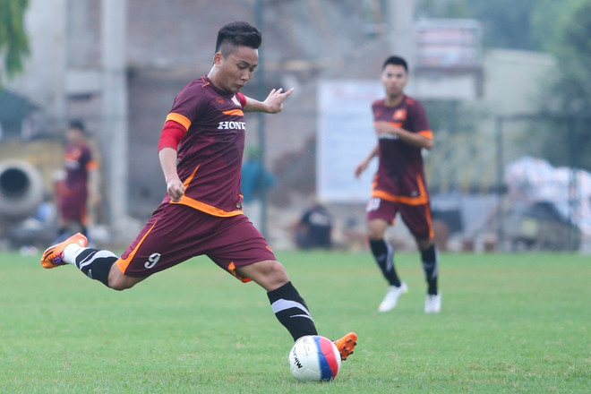 [Photo] Mạnh Hùng khoe hình xăm, U23 Việt Nam hồi sức trong hồ bơi ảnh 3