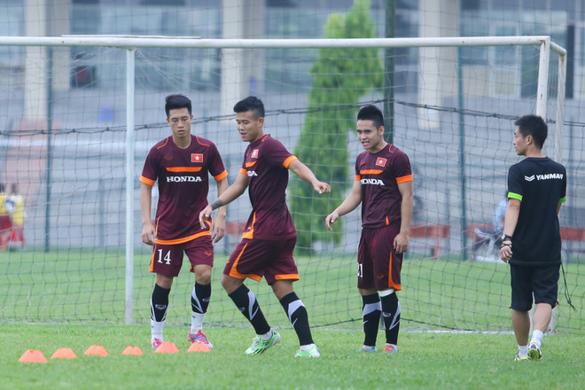 [Photo] Mạnh Hùng khoe hình xăm, U23 Việt Nam hồi sức trong hồ bơi ảnh 5