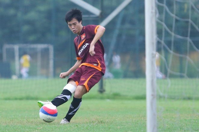 [Photo] Mạnh Hùng khoe hình xăm, U23 Việt Nam hồi sức trong hồ bơi ảnh 4