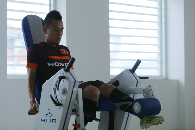 [Photo] Mạnh Hùng khoe hình xăm, U23 Việt Nam hồi sức trong hồ bơi ảnh 6