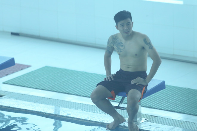 [Photo] Mạnh Hùng khoe hình xăm, U23 Việt Nam hồi sức trong hồ bơi ảnh 8