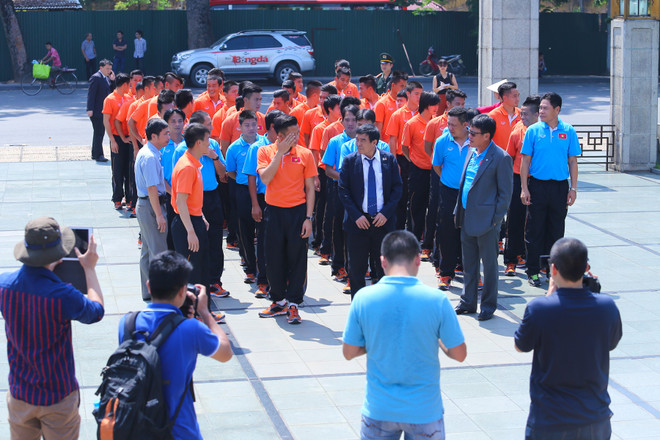 [Photo] HLV Miura cùng hai đội tuyển đến viếng Đại tướng ảnh 3