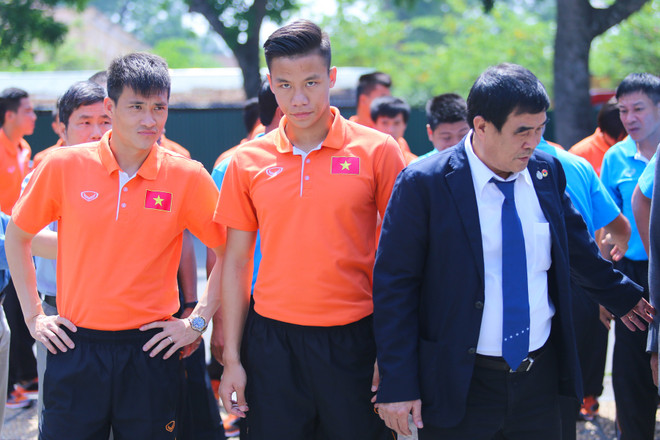 [Photo] HLV Miura cùng hai đội tuyển đến viếng Đại tướng ảnh 2