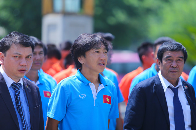 [Photo] HLV Miura cùng hai đội tuyển đến viếng Đại tướng ảnh 4