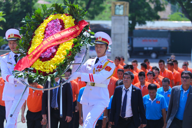 [Photo] HLV Miura cùng hai đội tuyển đến viếng Đại tướng ảnh 5