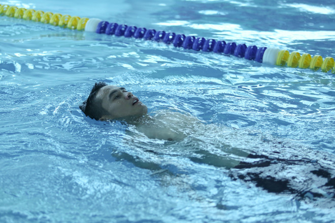 [Photo] Mạnh Hùng khoe hình xăm, U23 Việt Nam hồi sức trong hồ bơi ảnh 7