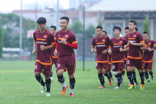 [Photo] Mạnh Hùng khoe hình xăm, U23 Việt Nam hồi sức trong hồ bơi ảnh 2