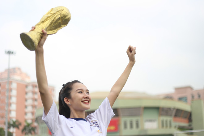 [Photo] Nữ sinh Hà thành rạng rỡ bên cúp vàng World Cup ảnh 4