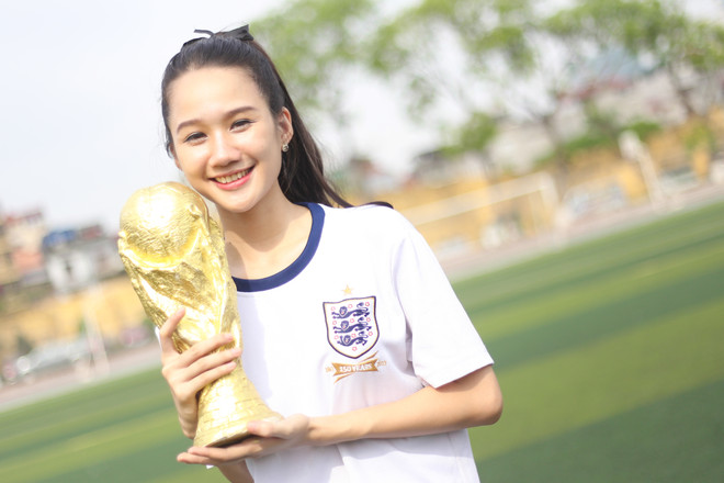 [Photo] Nữ sinh Hà thành rạng rỡ bên cúp vàng World Cup ảnh 3
