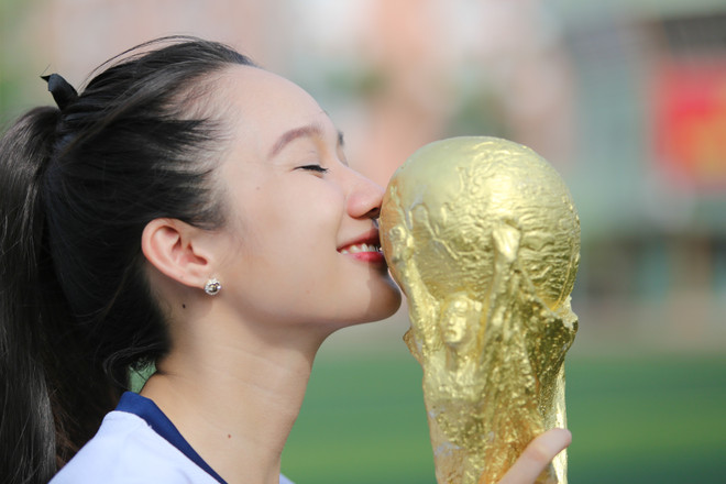 [Photo] Nữ sinh Hà thành rạng rỡ bên cúp vàng World Cup ảnh 2