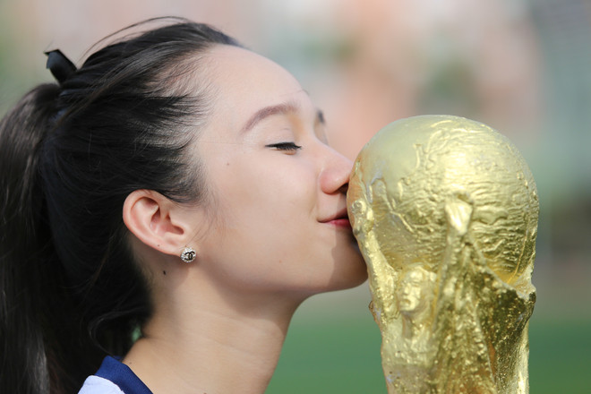 [Photo] Nữ sinh Hà thành rạng rỡ bên cúp vàng World Cup ảnh 1