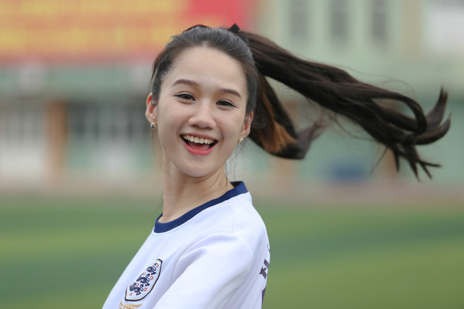 [Photo] Nữ sinh Hà thành rạng rỡ bên cúp vàng World Cup ảnh 6
