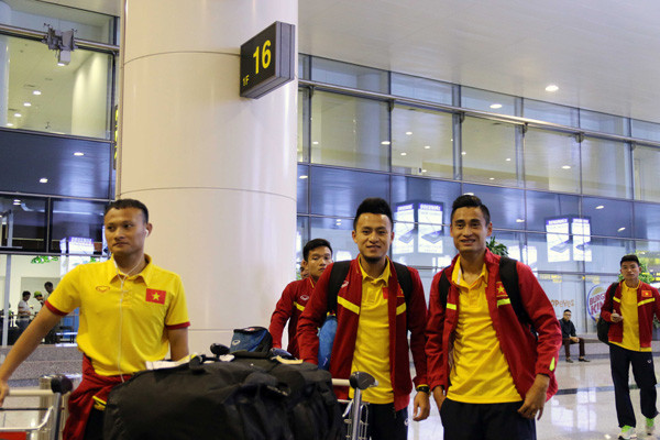 Huấn luyện viên Hữu Thắng "tặng quà" học trò sau khi về tới Hà Nội ảnh 2