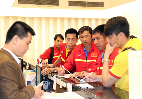 Huấn luyện viên Hữu Thắng "tặng quà" học trò sau khi về tới Hà Nội ảnh 5