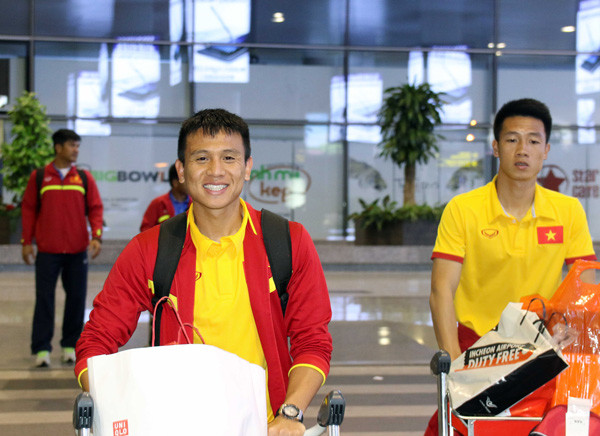 Huấn luyện viên Hữu Thắng "tặng quà" học trò sau khi về tới Hà Nội ảnh 3