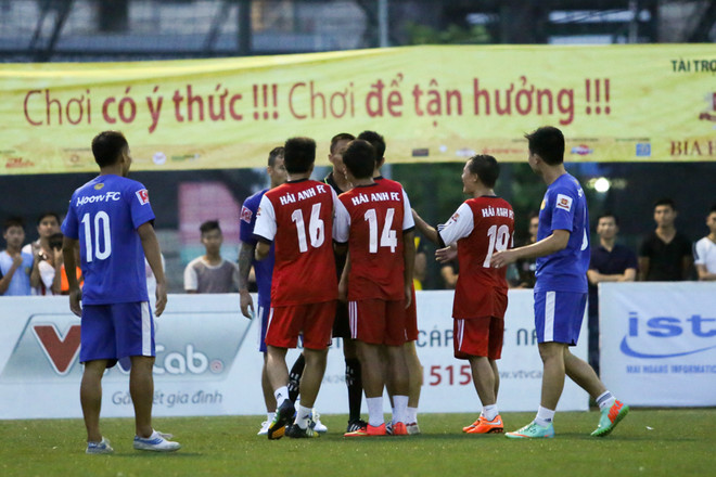 Quả bóng vàng Thành Lương nhận thẻ đỏ trên sân ‘phủi’ Hà Nội ảnh 7