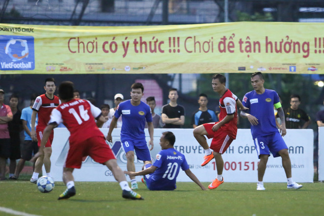 Quả bóng vàng Thành Lương nhận thẻ đỏ trên sân ‘phủi’ Hà Nội ảnh 6