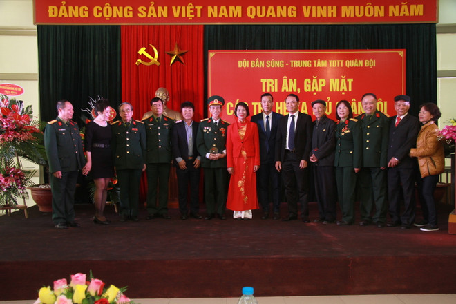 Xuân Vinh và những thế hệ vận động viên xuất sắc của Bắn súng Quân đội. (Ảnh: Quý Lượng) Xạ thủ Hoàng Xuân Vinh tri ân lò đào tạo bắn súng Quân đội ảnh 2